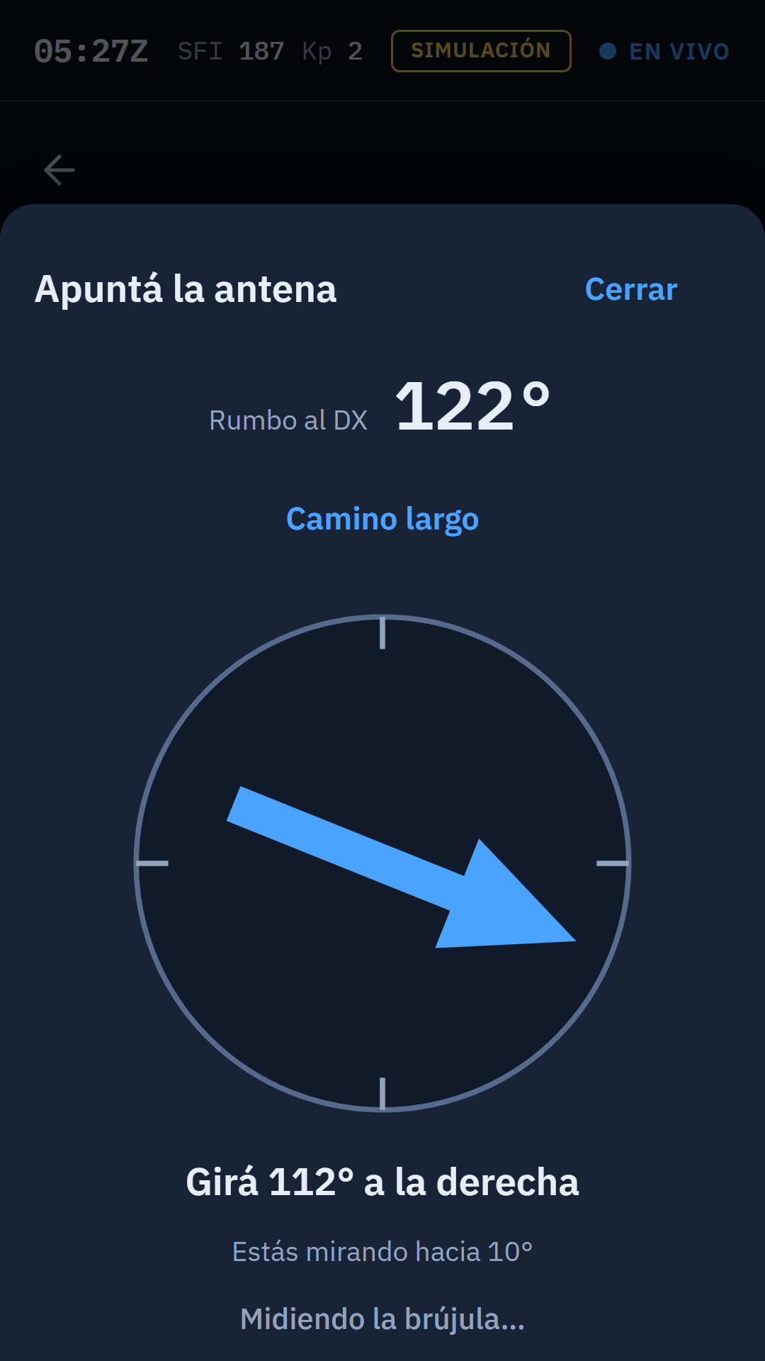 Detalle de un spot con la brújula que marca el rumbo hacia el DX.